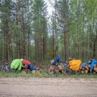Отдых велосипедистов около дороги велопоход Беларусь: