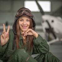 Фотосессия на частном аэродроме девушка в ангаре у самолета spotting споттинг Калининград